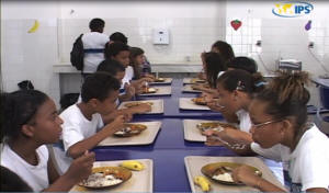 Students in the Nilo Peçanha school lunchroom. Photo: Vincent Rimbaux/IPS