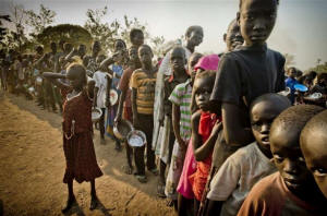 Children waiting for food at a refugee camp.  Photo: UNHCR/F.Noy
