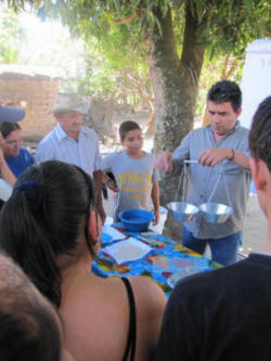 Miguel Ramirez training family farmers on seed bank management. Photo: MAOES. &nbsp;