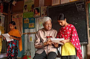 This Sept. 4, 2012 photo provided by the Bangladesh Rural Advancement Committee shows Sir Fazle Hasan during a visit to the BRAC School in the Karail slum in Dhaka, Bangladesh. (Photo: Bangladesh Rural Advancement Committee via AP)