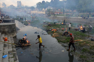 People burned the bodies of victims at a mass cremation in Katmandu on Sunday. An estimated 2,600 people were killed in the earthquake. Photo: Prakash Mathema/Agence France-Presse — Getty Images